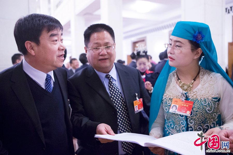 薛志国代表和铁飞燕代表就朱良玉代表的建议热烈讨论。 中国网记者 董宁摄影