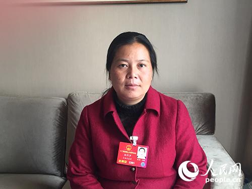 全国人大代表、云南省丽江市宁蒗彝族自治县计生服务站站长胡阿罗 仝宗莉摄