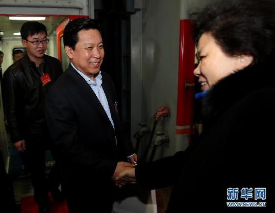 （两会）（2）首批参加十二届全国人大一次会议的京外代表抵京