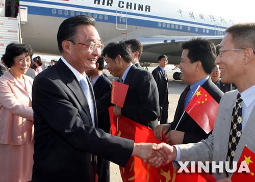 9月8日，中国全国人大常委会委员长吴邦国圆满结束对拉美三国的正式友好访问，回国途中经停西班牙拉斯帕尔马斯作技术停留。这是吴邦国在拉斯帕尔马斯机场与欢迎的人们亲切握手。 新华社记者鞠鹏摄