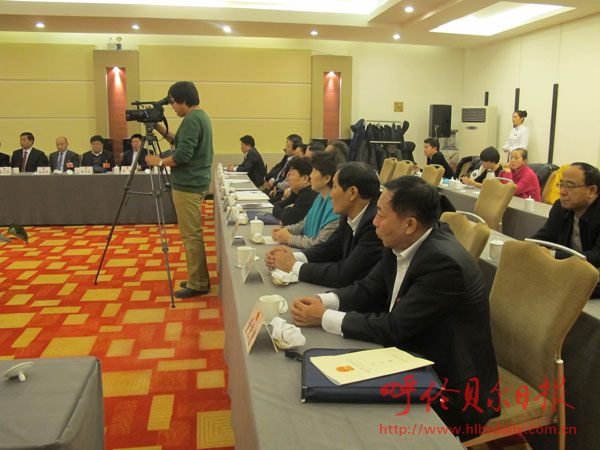 市三届人大一次会议举行主席团第二次会议