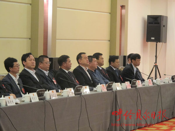 市三届人大一次会议举行主席团第二次会议