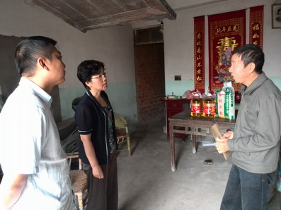 市人大常委会副主任滕兰英走访慰问结对帮扶困难群众2.JPG