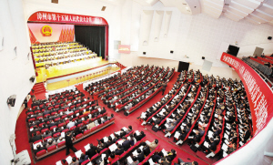 昨日上午，漳州市第十五届人民代表大会第二次会议在市人民剧场隆重开幕。本网记者　林忠　摄