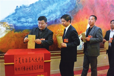 4月22日，参加自治区十一届人大二次会议的银川市代表团的代表们，纷纷向四川雅安地震灾区捐款。