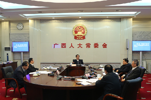 自治区十二届人大常委会第七十一次主任会议召开