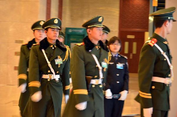 代表团驻地内武警战士定时换岗，保证安保工作一切顺利。人民网记者 刘倩摄影