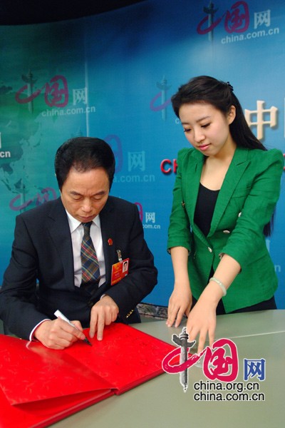  3月6日，全国人大代表、波司登集团董事长高德康作客中国网《中国访谈》就今年上会的新议案、中国制造以及中国品牌“走出去”等问题展开讨论。中国网记者 寇莱昂摄影