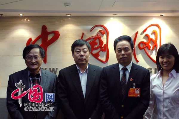  3月6日，全国人大代表、波司登集团董事长高德康作客中国网，并与中国互联网新闻中心常务副主任李家明合影留念。中国网记者 寇莱昂摄影