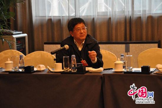 冯长根：代表议案要紧紧围绕党和政府的工作重点