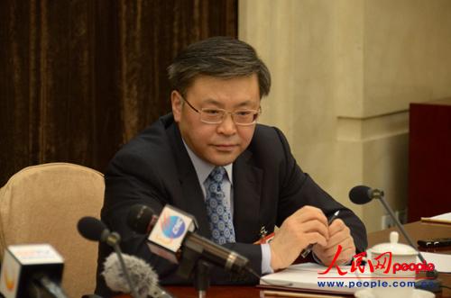 成都市副市长傅勇林听取记者建议。（人民网记者王甲摄）