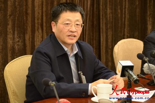 成都市市长葛红林听取记者建议。（人民网记者王甲摄）