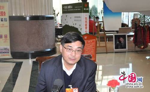 何建洋代表：加快公车改革 按干部级别进行货币补贴