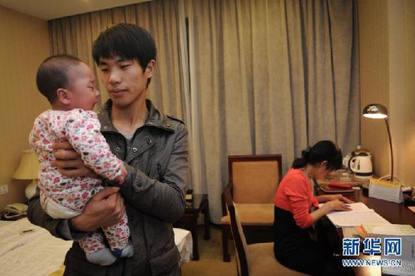 （两会人物·图文互动）（1）“既然当选了，就要履好职，绝不当摆设”——全国人大代表彭伟平携子进京参会