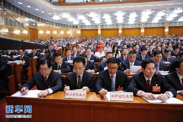 （两会·人大开幕）（10）共聚一堂