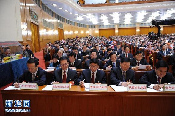 （两会·人大开幕）（11）共聚一堂