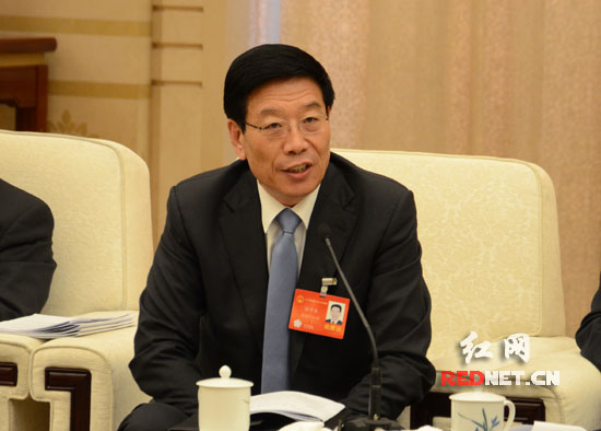 代表团团长徐守盛回答记者提问。