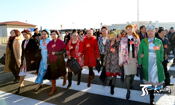 女代表用服饰展现本民族的文化、精神风貌，成为一道靓丽风景线