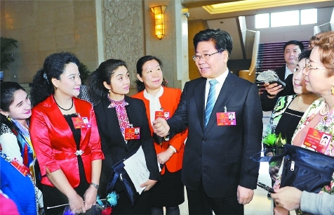 “三八”国际劳动妇女节当天，新疆代表团全体会议结束后，张春贤向在京出席十二届全国人大四次会议的我区全国人大女代表致以节日的祝贺，并同大家一起亲切交谈。  □本报记者  卢民一摄