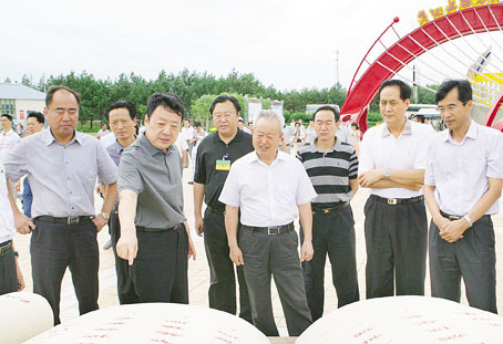 图为隋凤富、徐学阳陪同陈建国在建三江考察。 刘加海 摄