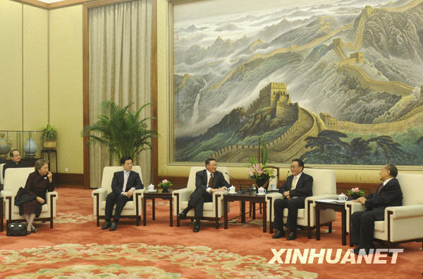 12月10日，全国人大常委会委员长吴邦国在北京人民大会堂会见美国百人会代表团。