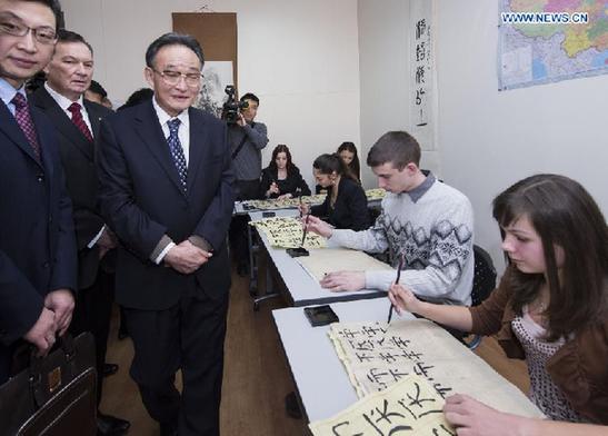 Wu Bangguo (3rd L), chairman of the Standing Committee of the National People's Congress of China, visits a Chinese calligraphy class during his visit to the Confucius Institute at Russian Far Eastern Federal University in Vladivostok, Russia, Jan. 29, 2013.(Xinhua/Wang Ye) 
