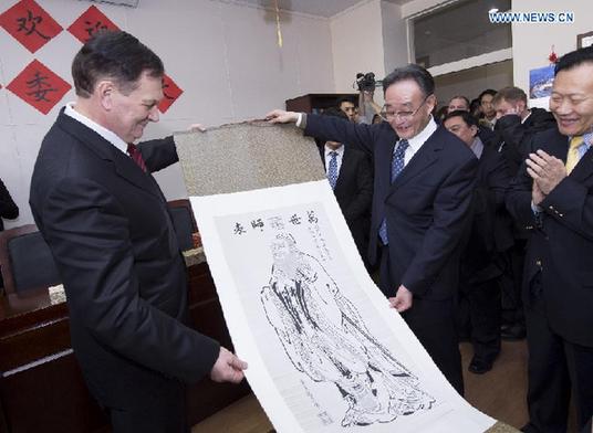 Wu Bangguo (2nd L), chairman of the Standing Committee of the National People's Congress of China, presents a portrait of Confucius during his visit to the Confucius Institute at Russian Far Eastern Federal University in Vladivostok, Russia, Jan. 29, 2013.(Xinhua/Wang Ye) 