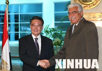 Wu Bangguo (L), chairman of the Standing Committee of China's National People's Congress (NPC), meets with Egyptian Prime Minister Ahmed Mahmoud Mohamed Nazef (R) in Cairo, capital of Egypt, May 22, 2007. Egypt was the first leg of Wu Bangguo's three-nation tour to Africa and Europe, which would also take him to Hungary and Poland. (Xinhua Photo/Lin Yiguang)