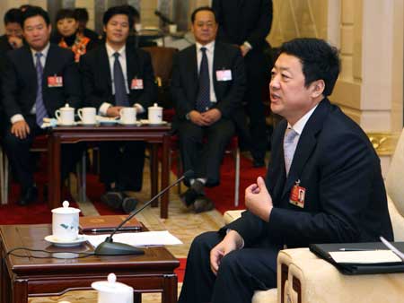Sui Fengfu, deputy to the Second Session of the 11th National People's Congress (NPC) from northeast China's Heilongjiang Province, speaks while deliberating the government work report in Beijing, capital of China, March 6, 2009. (Xinhua/Lan Hongguang) 