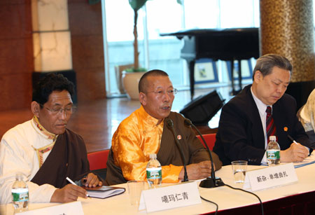 Shingtsa Tenzinchodrak (C), a living Buddha of Tibetan Buddhism and also the head of a five-member delegation of Tibetan deputies of China's National People's Congress (NPC), talks with representatives of local overseas Chinese at a symposium in New York, the United States, March 18, 2009.