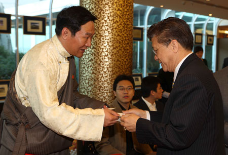  Awang (L), an official from Xigaze of China's Tibet Autonomous Region and also a member of the delegation of Tibetan deputies of China's National People's Congress (NPC), talks with a representative of local overseas Chinese in New York, the United States, March 18, 2009.