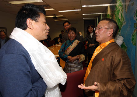 Shingtsa Tenzinchodrak (R), living Buddha and head of a five-member delegation of the Tibetan deputies to China's National People's Congress, talks with Tsering Shakya, a professor with the Asia research center of the University of British Columbia, during a discussion with the delegates from the Asia-Pacific Foundation of Canada in Vancouver, March 24, 2009. 
