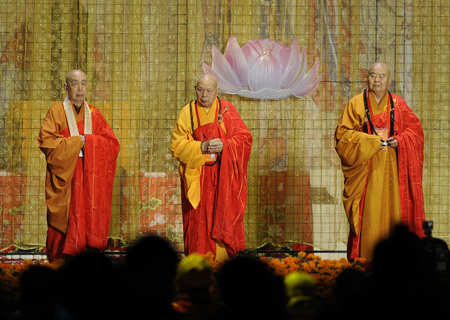 Master Yicheng (C), president of the Buddhist Association of China (BAC), Master Hsing Yun (R), founder of the Taiwan-based Fo Guang Shan Monastery, and Master Kok Kwong (L), president of Hong Kong Federatin of Buddhists, participate in the opening ceremony of the Second World Buddhist Forum (WBF) in Wuxi, east China's Jiangsu Province on March 28, 2009.