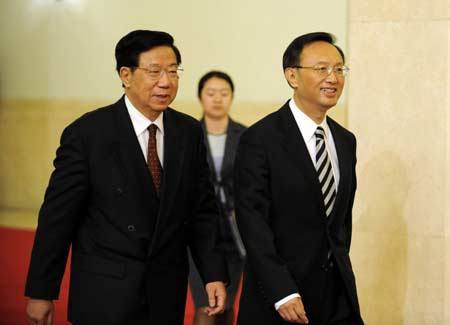  Chinese Foreign Minister Yang Jiechi (R) walks to attend a press conference at the Great Hall of the People in Beijing, capital of China, March 11, 2008. 