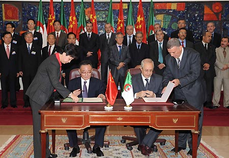 Wu Bangguo(2nd L, front), chairman of the Standing Committee of China's National People's Congress, and Abdelaziz Ziari (2nd R, front), Speaker of the Algerian National Assembly, sign on a memorandum on the exchange and cooperation between the top legislatures of China and Algeria in Algiers, Algeria, on Nov. 4, 2008