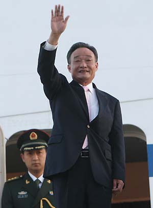 Wu Bangguo, chairman of the Standing Committee of China's National People's Congress, the country's top legislature, waves to people at the airport in Addis Ababa, capital of Ethiopia, Nov. 8, 2008. Wu Bangguo arrived in Addis Ababa for an official goodwill visit to Ethiopia on Nov. 8.