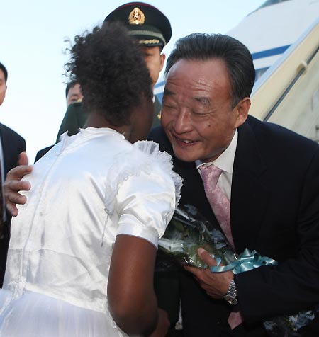 Wu Bangguo (R), chairman of the Standing Committee of China's National People's Congress, the country's top legislature, hugs the girl presenting flowers to him at the airport in Addis Ababa, capital of Ethiopia, Nov. 8, 2008. Wu Bangguo arrived in Addis Ababa for an official goodwill visit to Ethiopia on Nov. 8.