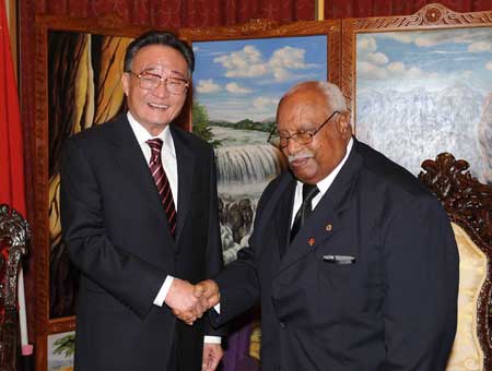 Wu Bangguo (L), chairman of the Standing Committee of China's National People's Congress(NPC), the country's top legislature, shakes hands with Ethiopian President Girma Wolde Giorgis (R) in Addis Ababa, capital of Ethiopia, on Nov. 10, 2008.