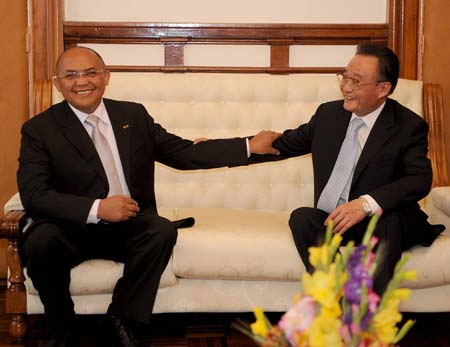 Madagascan Prime Minister Charles Rabemananjara(L) meets with Wu Bangguo, chairman of the Standing Committee of China's National People's Congress(NPC), the country's top legislature, in Antananarivo, capital of Madagascar, Nov. 11, 2008. 