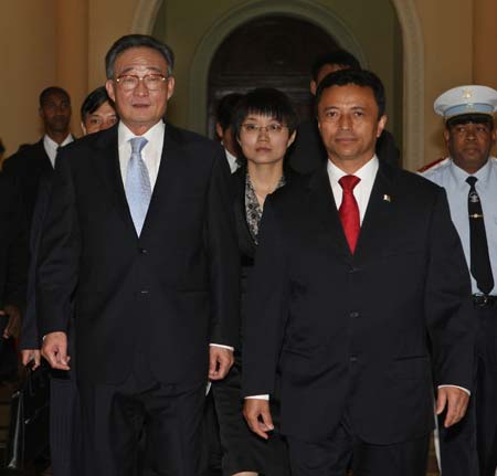 Madagascan President Marc Ravalomanana(R) meets with Wu Bangguo, chairman of the Standing Committee of China's National People's Congress(NPC), the country's top legislature, in Antananarivo, capital of Madagascar, Nov. 11, 2008. 