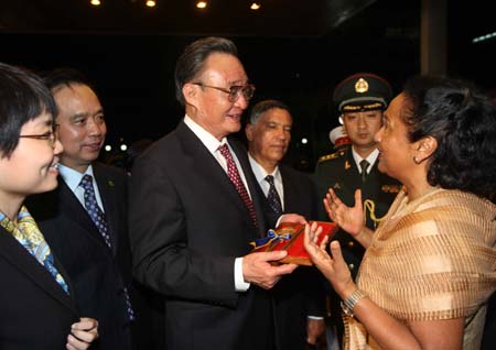  Wu Bangguo (C), chairman of the Standing Committee of China's National People's Congress(NPC), the country's top legislature, is greeted upon his arrival in Antananarivo, capital of Madagascar, Nov. 11, 2008. 