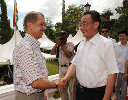 Seychellois President James Alix Michel (1st L) meets with Wu Bangguo (R Front), chairman of the Standing Committee of the National People's Congress, China's top legislature, in Victoria, Nov. 13, 2008. (Xinhua/Gao Jie)