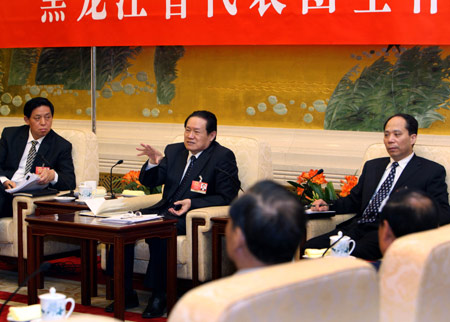 Chinese leaders underscored the importance of relying on the people in the combat against the global financial turmoil, urging efforts to ensure their well-being, when joining lawmakers and political advisors in panel discussions Friday.