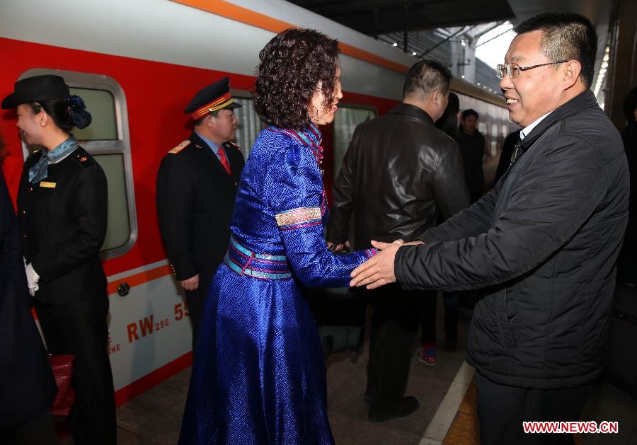 Jiang Lan(L front), deputy to the 12th National People's Congress (NPC) from north China's Inner Mongolia Autonomous Region, arrives in Beijing, capital of China, March 2, 2014. The second session of the 12th NPC, the national legislature, is scheduled to open in Beijing on March 5. (Xinhua/Jin Liwang) 