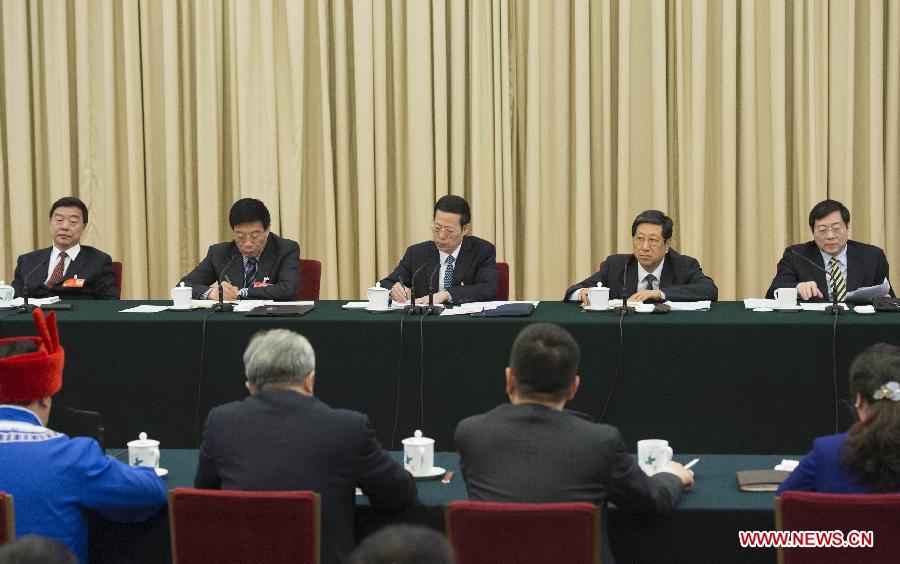 Chinese Vice Premier Zhang Gaoli (C rear), also a member of the Standing Committee of the Political Bureau of the Communist Party of China Central Committee, joins a discussion with deputies to China's 12th National People's Congress (NPC) from central China's Hunan Province during the second session of the 12th NPC, in Beijing, capital of China, March 11, 2014. (Xinhua/Wang Ye)