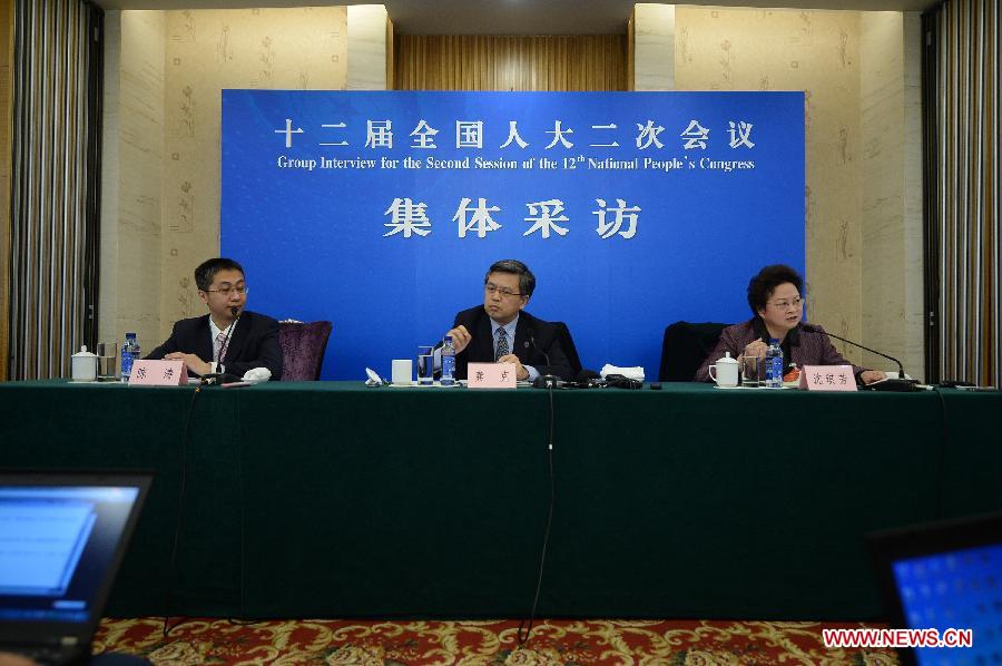 Gong Ke (C) and Shen Qifang (R), deputies to China's National People's Congress (NPC), give a press conference for the second session of the 12th NPC on education reform in Beijing, capital of China, March 11, 2014. (Xinhua/Wang Peng) 