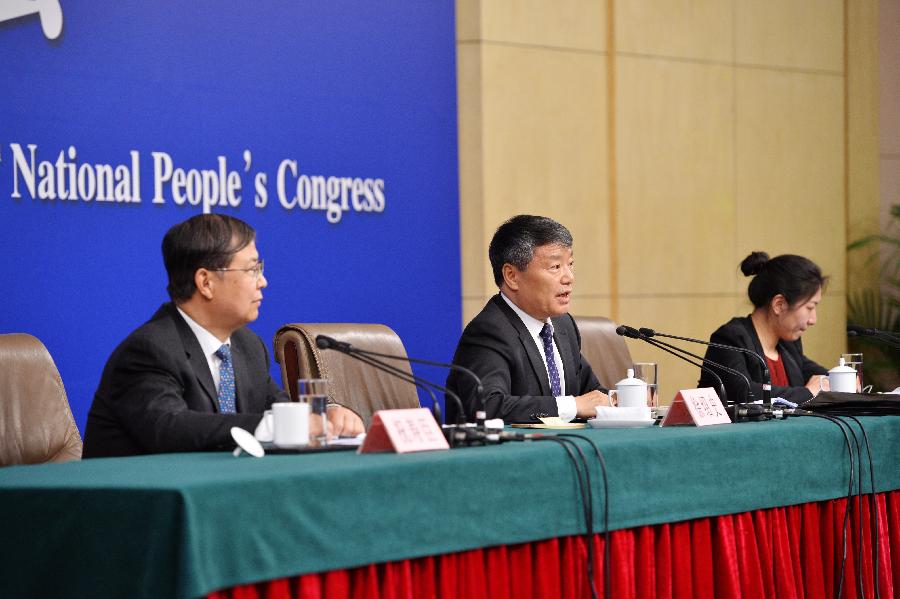 Xu Shaoshi (C), head of China's National Development and Reform Commission, gives a press conference for the third session of China's 12th National People's Congress (NPC) on the economic situation and macro-economic control in Beijing, capital of China, March 5, 2015. The third session of China's 12th NPC opened in Beijing on March 5. (Xinhua/Li Xin) 