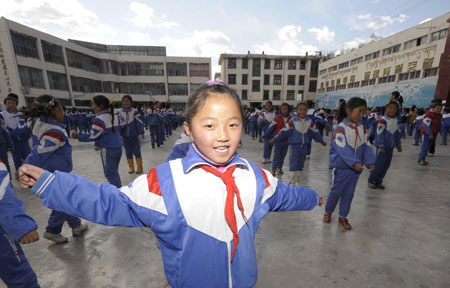 School pupils do inter-class physical exercises in the Changdu Experimental Primary School in Changdu prefecture, southwest China's Tibet Autonomous Region, March 10, 2009. More than half of the pupils in Changdu Primary School, the oldest one set up after the peaceful liberation of Tibet, are from the families of Tibetan farmers and stockbreeders. (Xinhua/Pubu Zhaxi)
