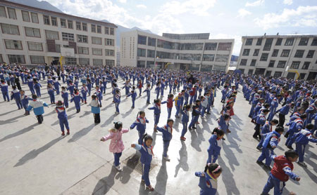 School pupils do inter-class physical exercises at the Changdu Experimental Primary School in Changdu prefecture, southwest China's Tibet Autonomous Region, March 10, 2009.
