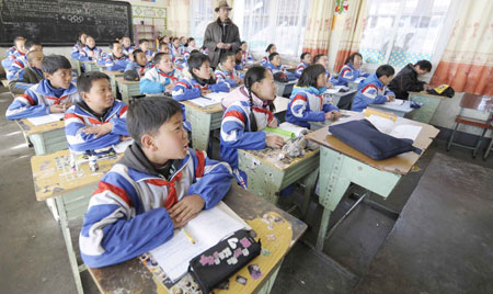 School pupils attend a Tibetan-language class at the Changdu Experimental Primary School in Changdu prefecture, southwest China's Tibet Autonomous Region, March 10, 2009.